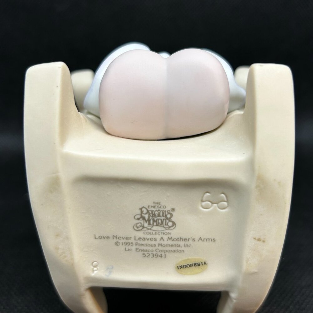 Precious Moments “Love Never Leaves a Mother's Arms" figurine - Picture 5 of 5